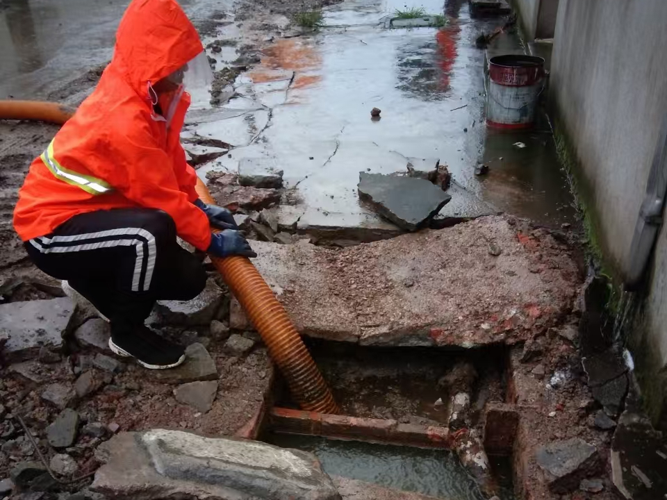 石岐专业清理污水池 炜誉市政以规范流程守护城市 “肠道”